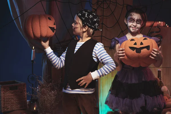 Vrolijke Jongen Meisje Spelen Met Foam Plastic Pompoenen Halloween Party — Stockfoto