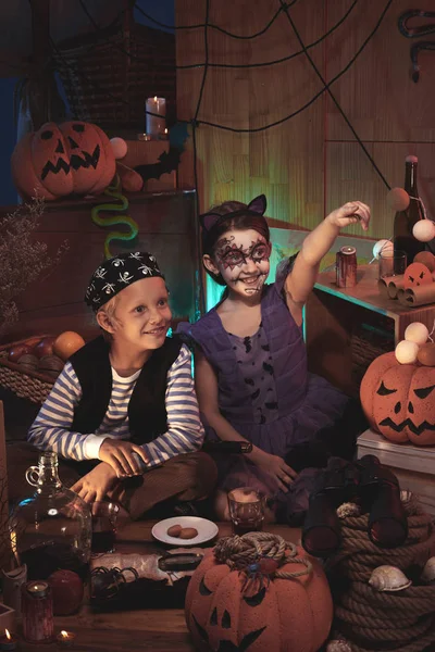Neşeli çocuk ve kız Halloween süslemeleri parti sahip