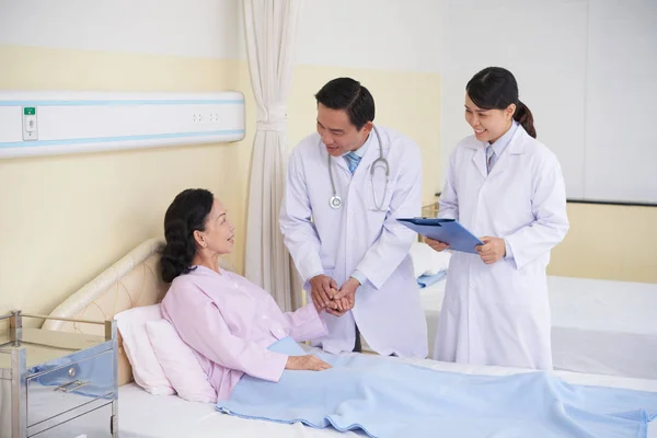 越南医务工作者小组与高级女病人交谈 — 图库照片