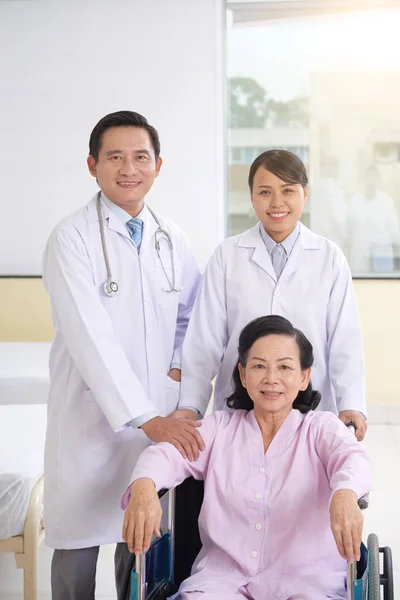 Vrolijk Medisch Team Senior Patiënt Rolstoel Glimlachend Bij Camera — Stockfoto