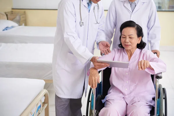 Doctor Uitwierpen Senior Patiënt Aanbevelingen Tablet — Stockfoto