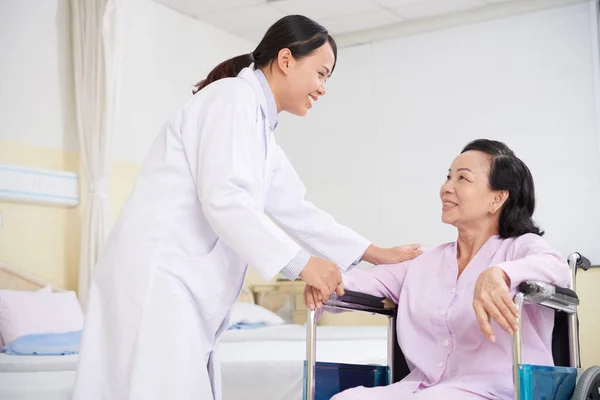 Mooie Jonge Dokter Geruststellende Senior Patiënt Rolstoel — Stockfoto