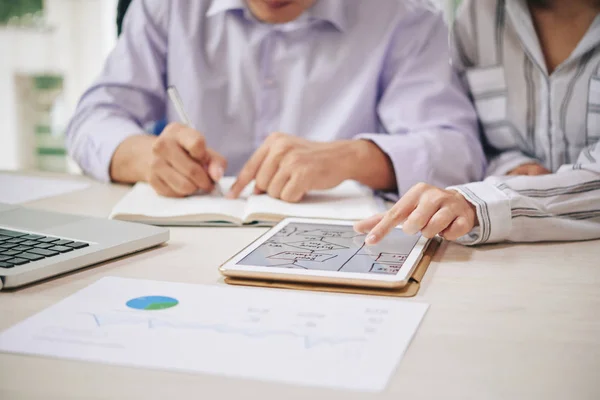 Gezichtsloze Zicht Moderne Coworking Collega Kijken Naar Tablet Bij Tafel — Stockfoto