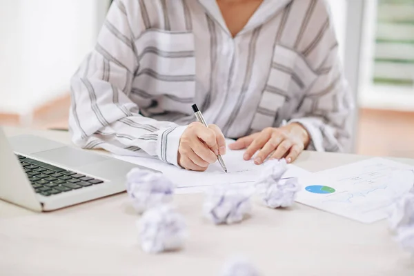 Foto Senza Volto Donne Che Lavorano Ufficio Scrivono Documenti Tavola — Foto Stock