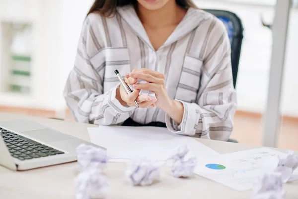 Colpo Senza Volto Donna Che Sbriciola Carta Mentre Scrive Documento — Foto Stock