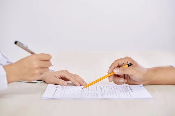 Vista Lateral Cosecha Las Personas Que Firman Contrato Mesa Sentados —  Fotos de Stock