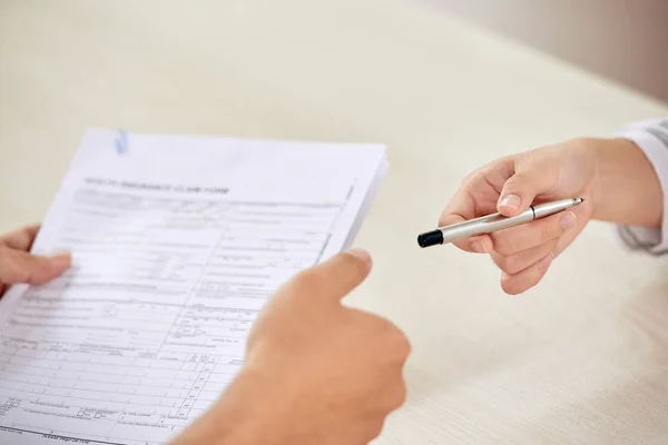 Persona Cosecha Dando Pluma Colega Para Firmar Contrato Papel Reunión —  Fotos de Stock