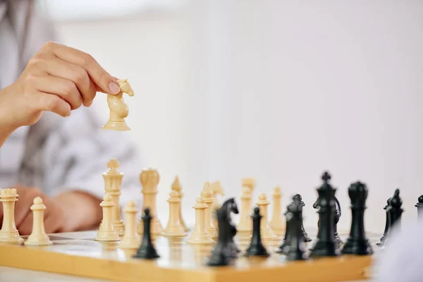 보드에 체스를 재생하는 사람이 그림을 이동의 자르기 — 스톡 사진