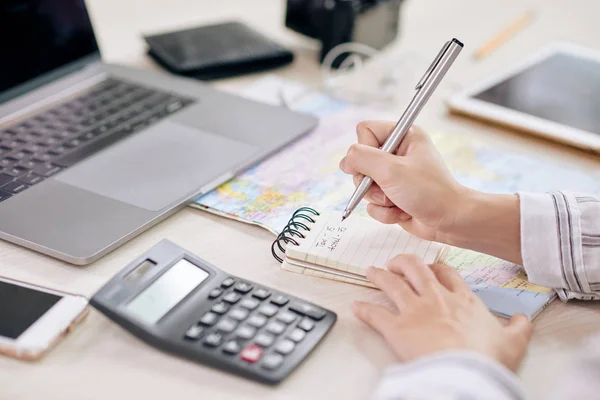 Gewas Schot Van Vrouw Het Nemen Van Notities Kladblok Zittend — Stockfoto