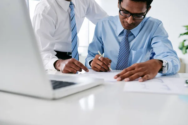 Collega Ondertekenen Contract Aan Tafel Kantoor — Stockfoto