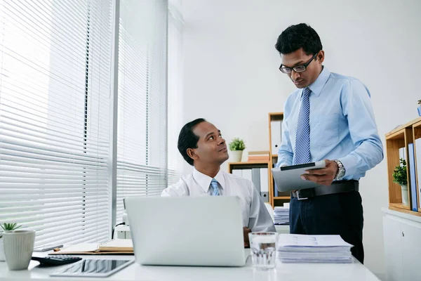 Empleador Con Tablet Digital Las Manos Explicando Trabajo Compañero Trabajo — Foto de Stock