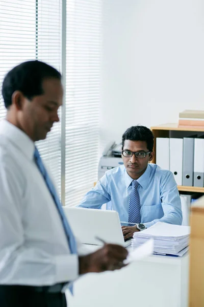 Pensive Jonge Indiase Business Executive Werken Aan Laptop Kantoor Tafel — Stockfoto