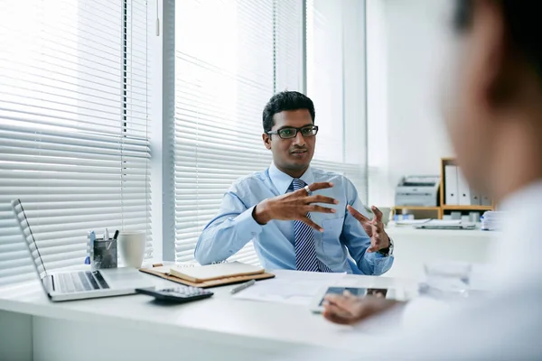 Joven Empresario Indio Guapo Discutiendo Estrategia Desarrollo Con Compañero Trabajo — Foto de Stock