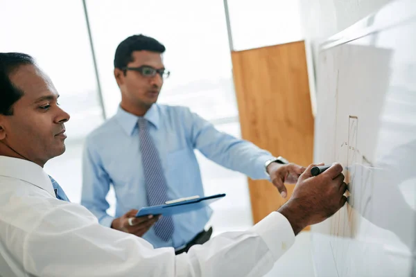 Indiase Zakenmensen Tekenen Grafieken Voor Presentatie — Stockfoto