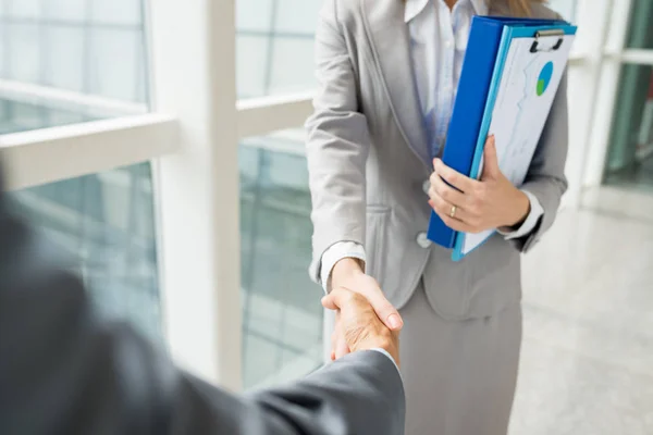 Biznesmen Potrząsając Ręką Współpracownika Przed Spotkaniem — Zdjęcie stockowe