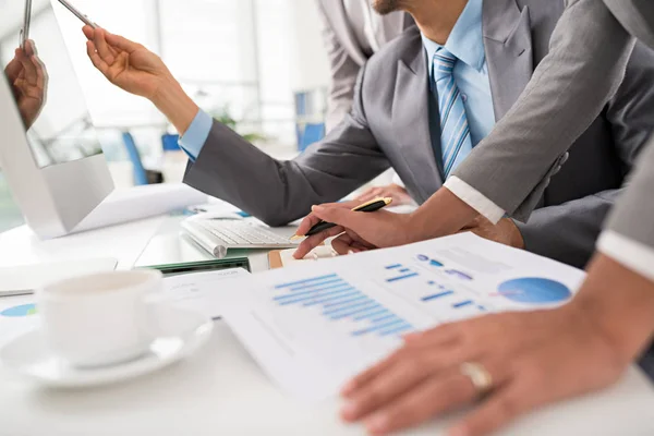 Equipe Empresários Discutindo Ideias Para Desenvolvimento Empresa — Fotografia de Stock