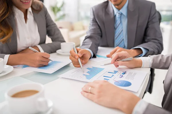 Cropped Image Business Executives Discussing Information Annual Financial Report — Stock Photo, Image
