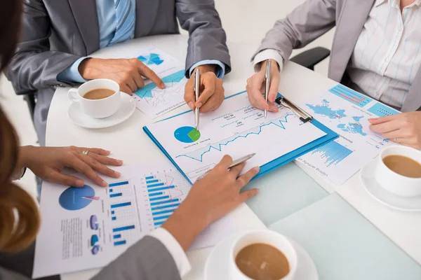 Bijgesneden Beeld Van Business Executives Informatie Financiële Grafieken Analyseren — Stockfoto