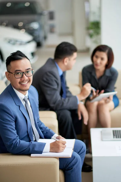 Porträtt Asiatiska Affärsman Sitter Vid Affärsmöte Med Sina Kollegor Bakgrunden — Stockfoto