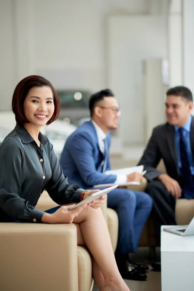 Asiatische Junge Geschäftsfrau Sitzt Auf Dem Sofa Mit Tablet Und — Stockfoto