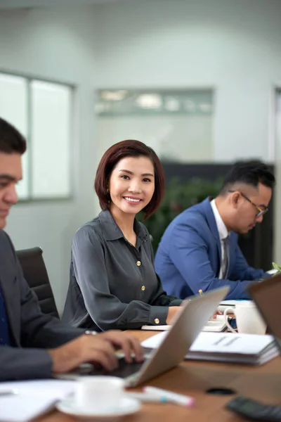 Porträt Einer Asiatischen Geschäftsfrau Die Tisch Zwischen Ihren Kollegen Sitzt — Stockfoto