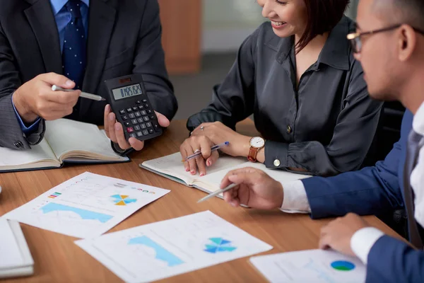 Nahaufnahme Eines Geschäftsmannes Der Seinem Team Zahlen Auf Dem Taschenrechner — Stockfoto