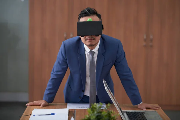Mladý Manažer Nosí Brýle Virtuálními Realitou Které Stojí Stolu Kanceláři — Stock fotografie