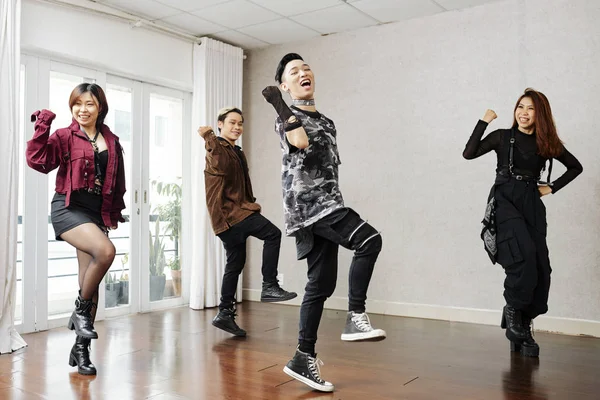 Groupe Danseurs Professionnels Vietnamiens Profitant Une Formation Studio Danse — Photo