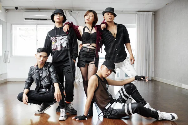 Équipe Jeunes Danseurs Asiatiques Professionnels Styles Modernes Posant Dans Des — Photo