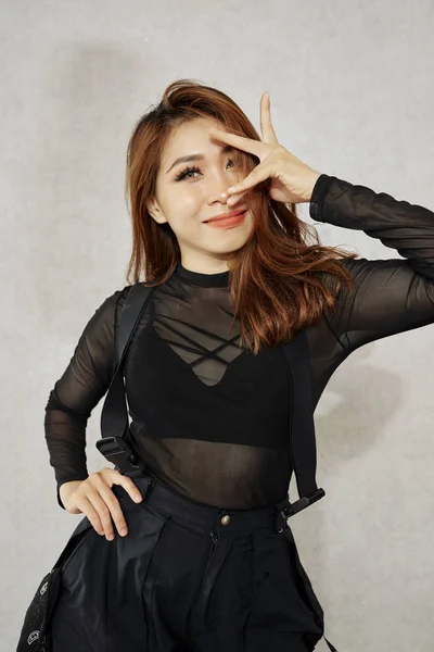 Iloinen Kaunis Nuori Vietnamilainen Nainen Poseeraa Tyylikkäissä Vaatteissa Esiintymiseen — kuvapankkivalokuva