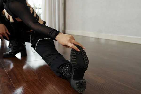 专业女舞者在皮靴伸展脚和腿之前在课堂上训练 — 图库照片