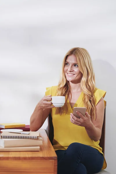 Güzel Kız Öğrenci Kahve Fincan Içme Evde Okuduktan Sonra Kısa — Stok fotoğraf