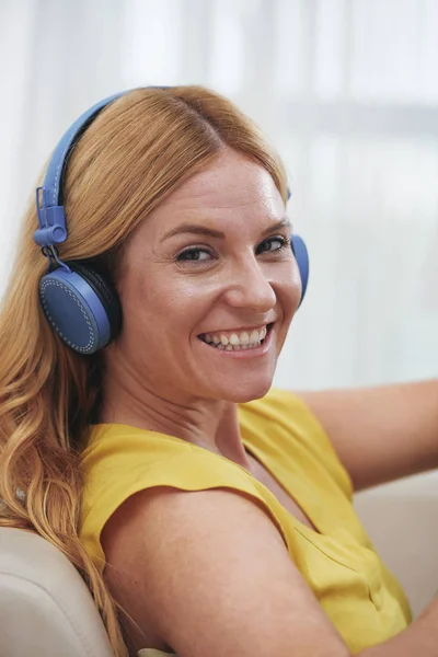 Πορτραίτο Της Ευτυχης Νεαρής Γυναίκας Στα Ακουστικά Ακούγοντας Μουσική Εκπομπή — Φωτογραφία Αρχείου