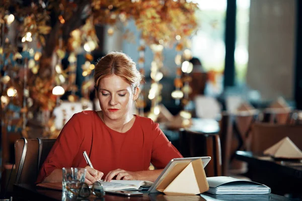 Ernsthafte Hübsche Geschäftsfrau Sitzt Draußen Cafétisch Und Schreibt Ihren Planer — Stockfoto