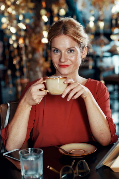 Portrait Sourire Femme Élégante Heureuse Buvant Tasse Café Table Dans — Photo