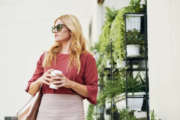 Sonriendo Mujer Joven Bastante Elegante Pie Aire Libre Con Una —  Fotos de Stock