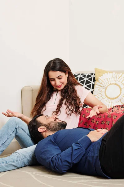 Couple Indien Souriant Amoureux Reposant Maison Regardant Discutant Plans — Photo