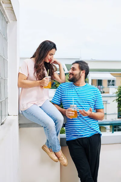 Lächelndes Indisches Paar Das Zeit Auf Dem Balkon Seiner Wohnung — Stockfoto