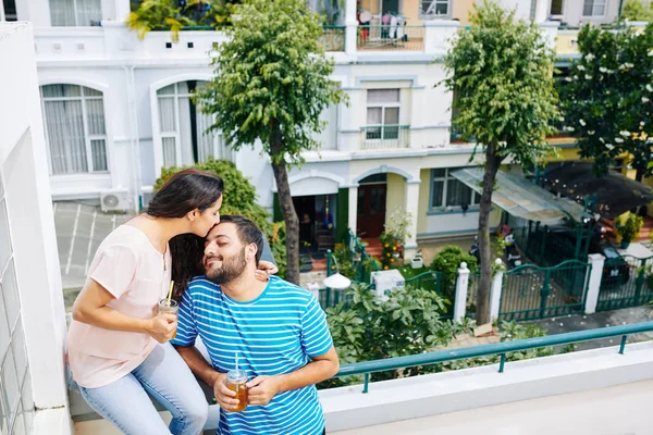 Junge Inderin Küsst Ihren Lächelnden Freund Auf Die Stirn Wenn — Stockfoto