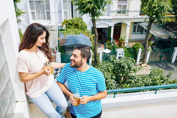 ポジティブな若いインドのボーイフレンドとガールフレンドは 屋外でアイスティーを飲んで お互いを見て — ストック写真