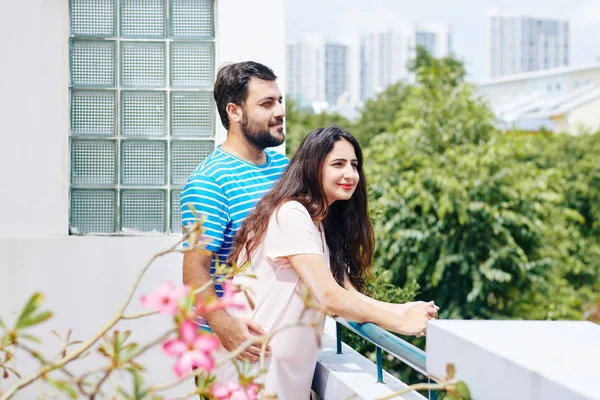 Positives Indisches Paar Das Die Aussicht Vom Balkon Seines Neuen — Stockfoto