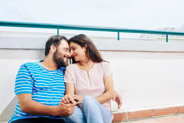 快乐浪漫的印度夫妇触摸额头和鼻子时坐在屋顶上一起 — 图库照片