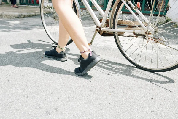 Nogi Młodej Kobiety Stopami Bransoletki Chodzenie Ulicy Jej Rower — Zdjęcie stockowe