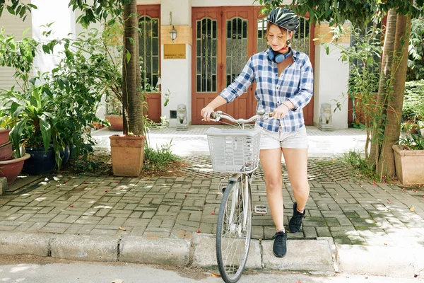 Mulher Sorridente Muito Jovem Com Bicicleta Saindo Casa — Fotografia de Stock