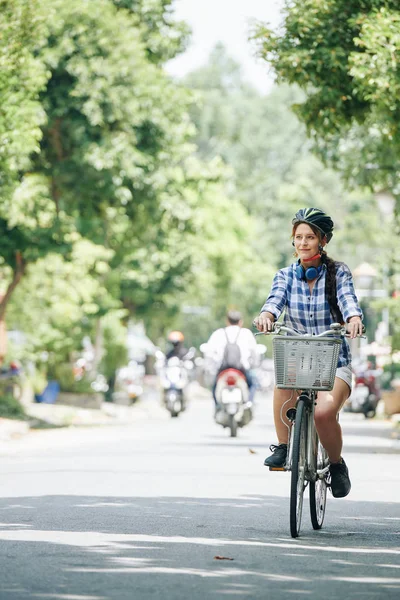快乐漂亮的年轻女子享受骑自行车在夏天的一天 — 图库照片