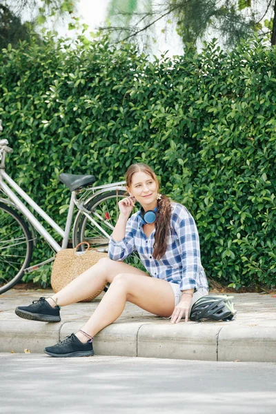 Ładna Wesoła Młoda Kobieta Odpoczywa Chodniku Jeździe Rowerze Mieście — Zdjęcie stockowe