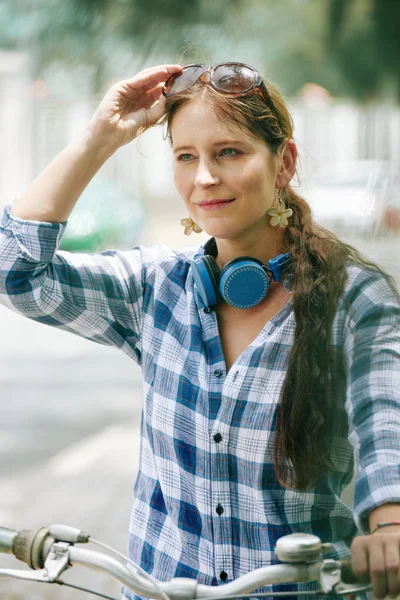 Retrato Mulher Sorridente Muito Jovem Camisa Xadrez Sentado Bicicleta Vestindo — Fotografia de Stock