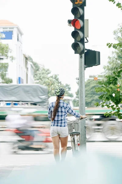 Woman Bicycle Standing Traffic Light Waiting Green Light View Back — Stock Photo, Image