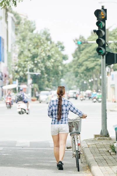 Widok Tyłu Młodej Kobiety Długimi Włosami Idąc Wzdłuż Drogi Miejskiej — Zdjęcie stockowe