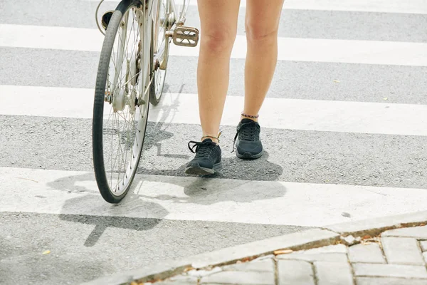 Fit Πόδια Της Νεαρής Γυναίκας Στέκεται Στο Πέρασμα Του Δρόμου — Φωτογραφία Αρχείου